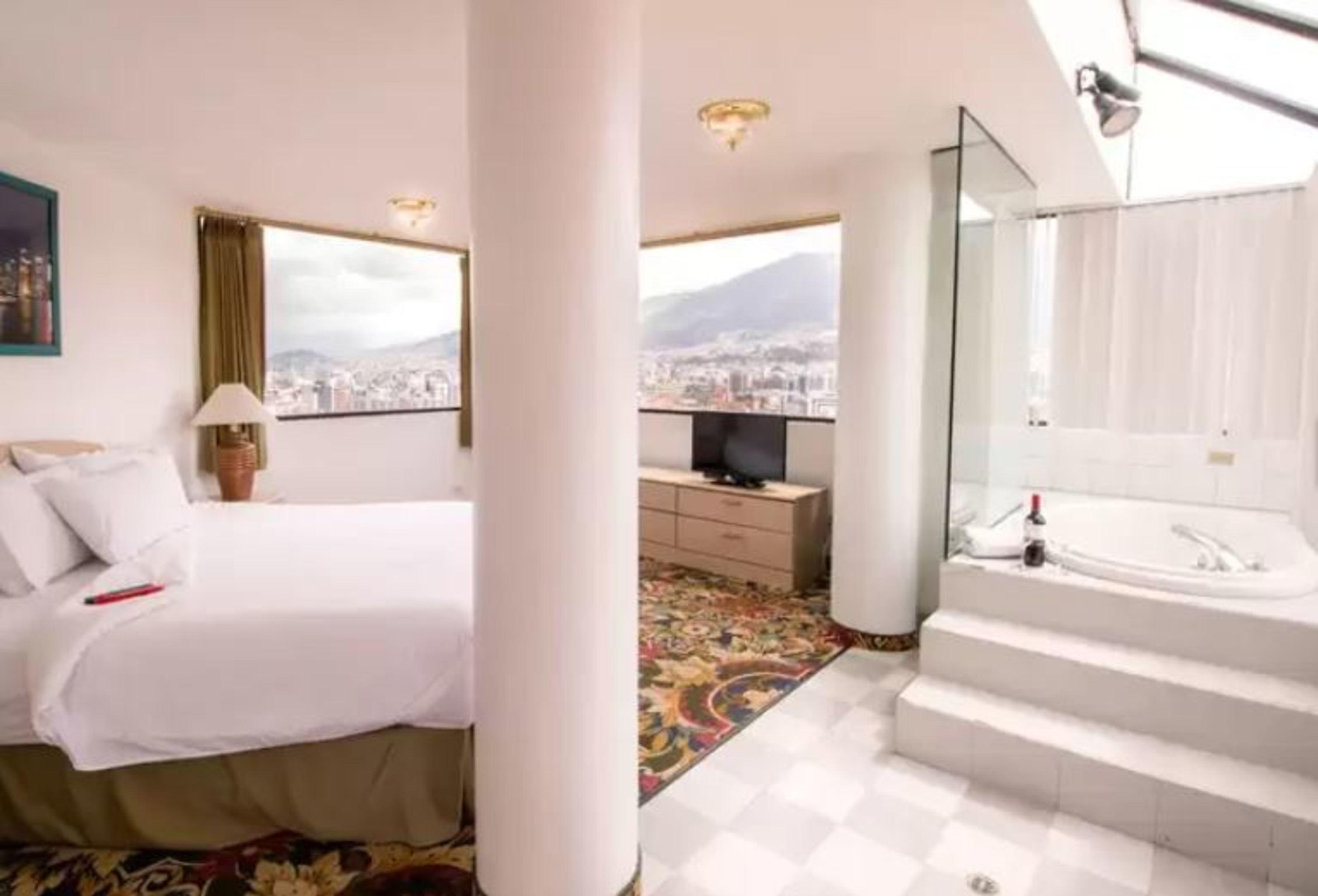Stanford Suites Hotel Quito Exterior photo