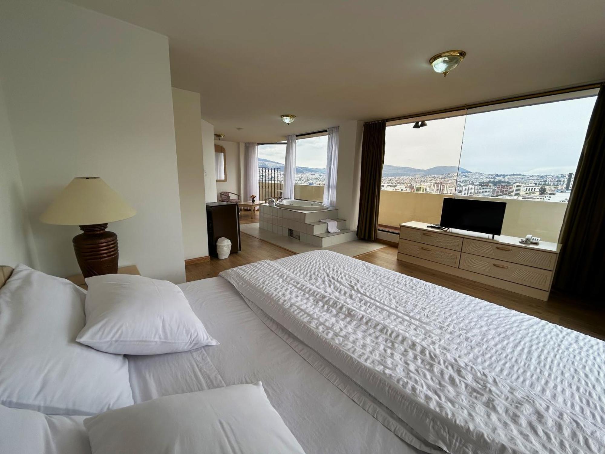 Stanford Suites Hotel Quito Room photo